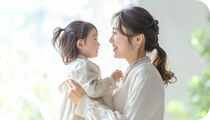 아이와 미소를띈 어머니